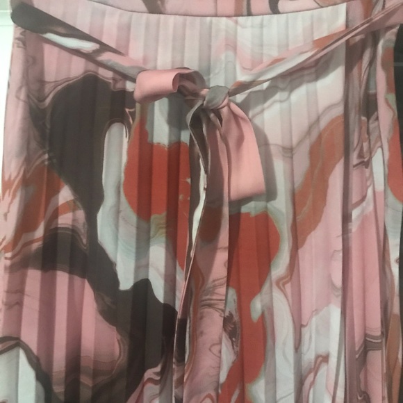 Fate and Becker Pleated MIDI Skirt - Picture 2 of 5